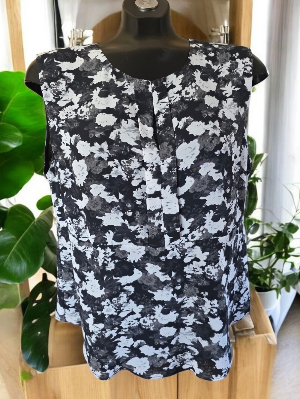 Dex Black & White Lightweight Floral Sleeveless V-Neck Top With Keyhole Back - Picture 2 of 13